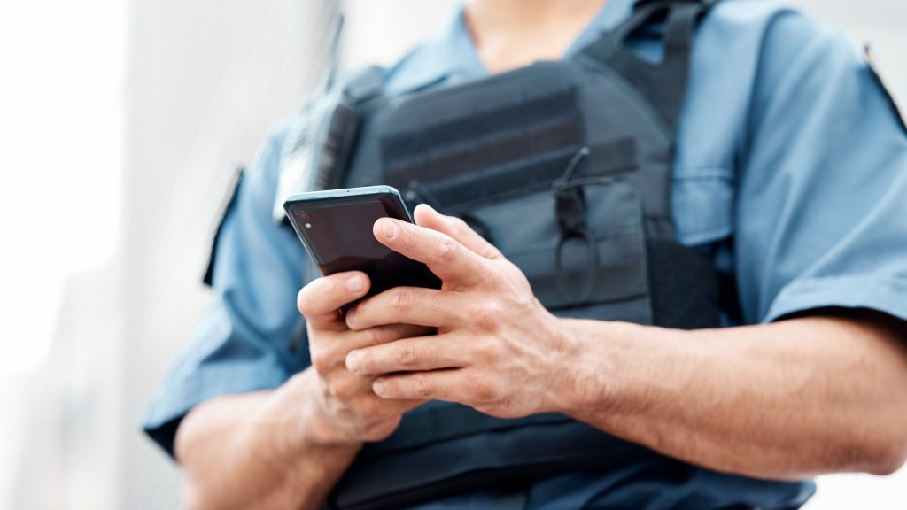 „Még nem tudod, kivel kezdtél ki, meglesz még ennek a következménye!” – rendőrt zaklatott éjjelente egy 17 éves fiú