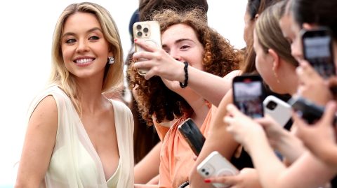 Sydney Sweeney háza előtt már a családját is zaklatják a lesifotósok azért, hogy bikinis képet lőhessenek a színésznőről