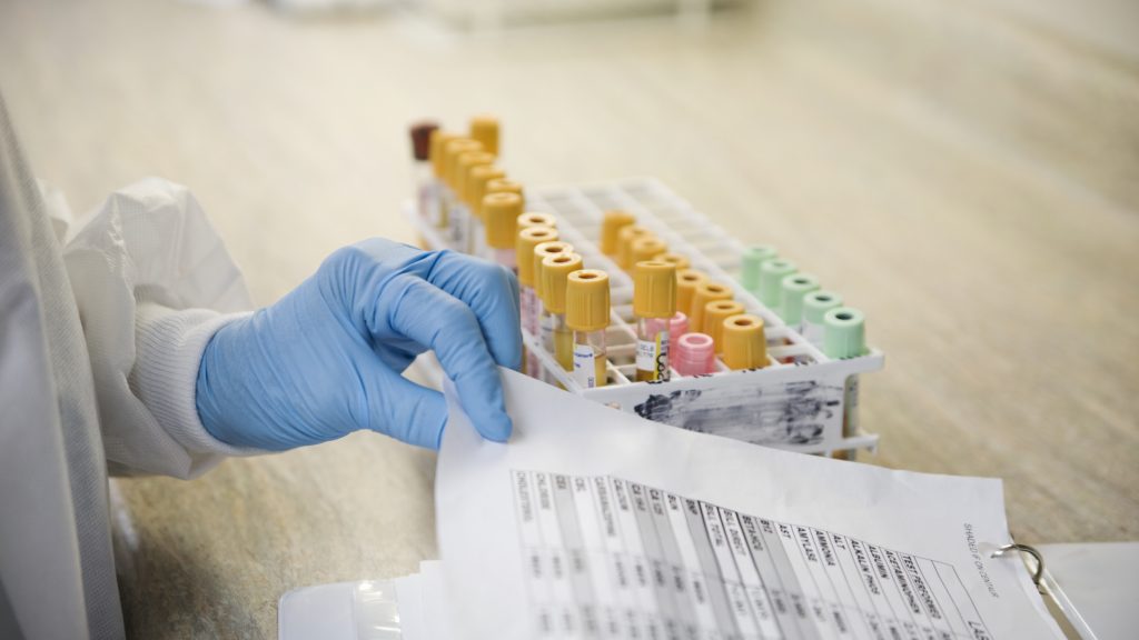 Négy évet kapott az orvos, aki pénzt kért azért, hogy a beteg továbbra maradhasson az osztályán