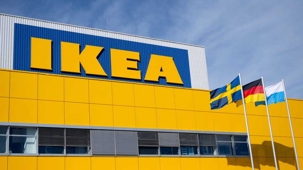 Közel két és fél milliárdot fizet az IKEA az egykori keletnémet politikai foglyoknak