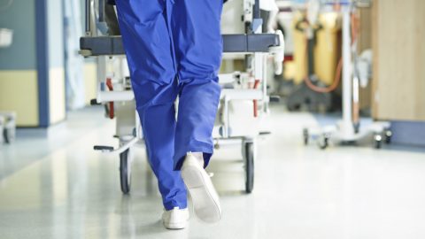 Felfüggesztettet kaptak az ápolónők, akik éveken át verték és megalázták a demens betegeket