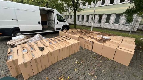 Több mint 260 millió forintnyi adózatlan cigarettát találtak két kisteherautóban