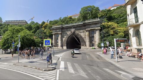 A Váralagút falának csapódott egy motoros