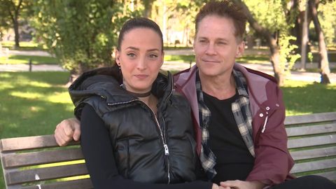 Hujber Ferenc párja elmondta, annak idején hogyan szereztek tudomást a szülei a felnőttfilmes munkájáról