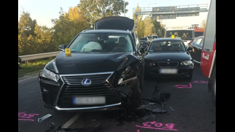 Több autót letarolt egy sofőr, miután rosszul lett a 11-es főúton