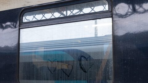 A MÁV megmagyarázta, miért állította le a mozdonyvezető a vonatot Bicskénél