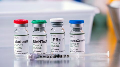 Idén is csak egyetlen gyártó esélyes a Covid-vakcinák közbeszerzésén