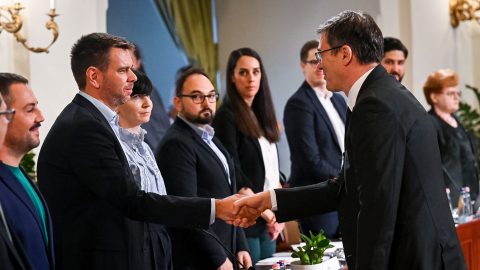 Karácsony-Vitézy kézfogás, Magyar Péter a hátsó sorban – ilyen volt a fővárosi közgyűlés alakuló ülése