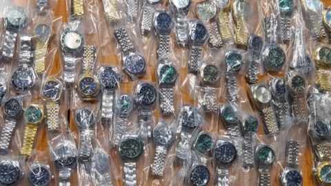 Több mint száz hamis Rolexet találtak egy tréler ponyvája alatt