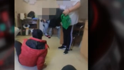 Ütötte, rúgta az ápoló a fogyatékkal élő nőt egy otthonban