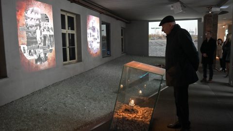 „Egyszer el kell jönnie ide minden magyarnak” – Auschwitzba látogatott Sulyok Tamás