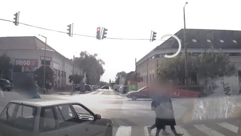 Elkapták a sofőrt, aki zebrán átkelő gyalogosok közé hajtott Szarvason – videó