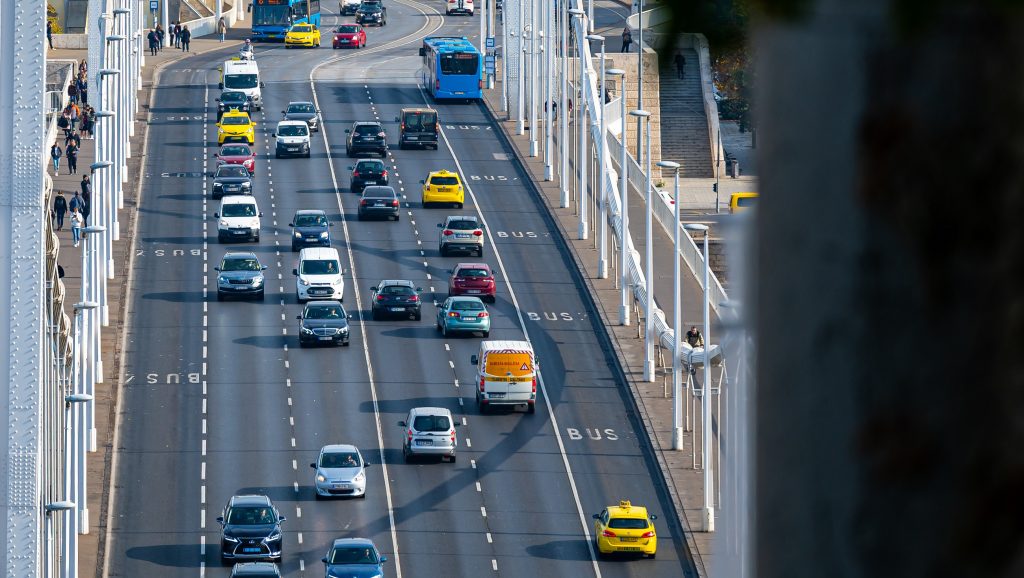 Folytatja taxizást a férfi, akitől késsel rabolta el autóját az utasa