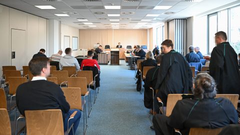 Botrány a bíróságon: biztonsági őrök vezették ki a pénzügyminisztériumi korrupció fővádlottját