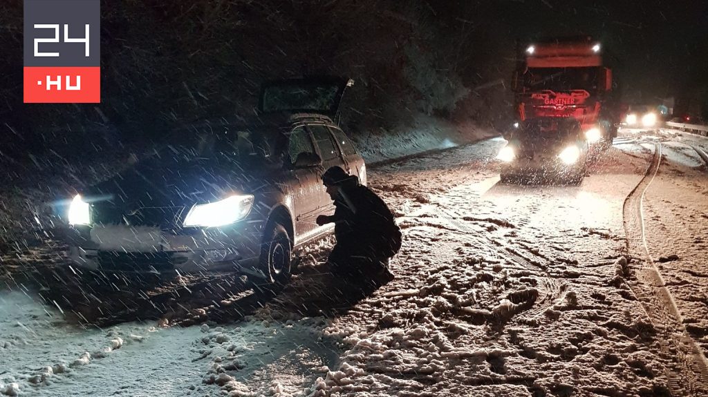 Valaki az autópályán cserélte le a nyári gumit a szakadó hóesésben