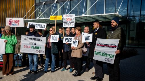 Több napos akkumulátorügyi konferencia zajlik, civilek tüntettek a helyszínen