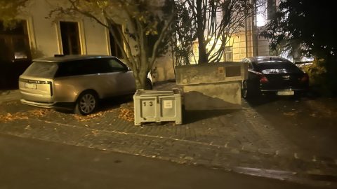 A veszprémi főtéren parkolnak a Simicska család autói