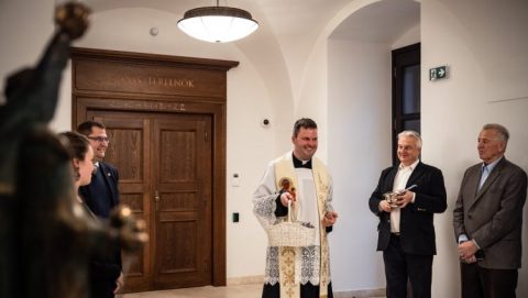 Szájer után az orgiázó Bese Gergő is visszatér: egyszer szeretne még pap lenni