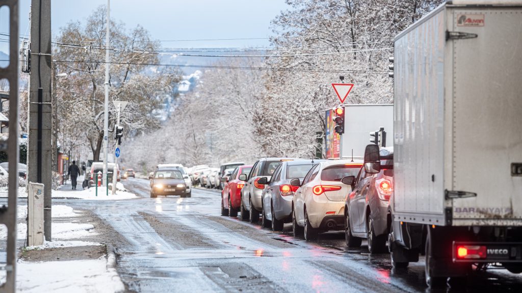 Pénteken érkezik a szezon első havazása, a Magyar Közút is készül rá