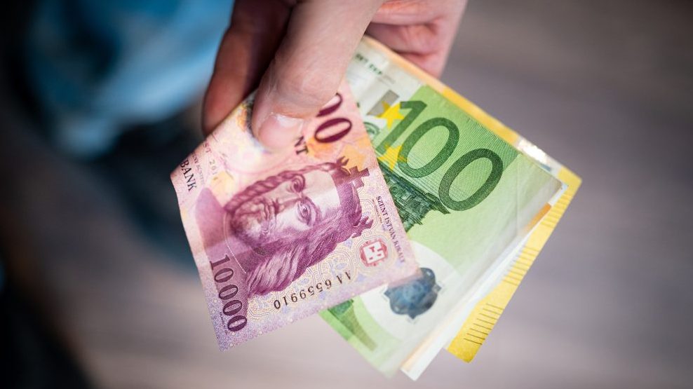 Az euró tovább erősödik a forinttal szemben, a dollár és a svájci frank is drágult
