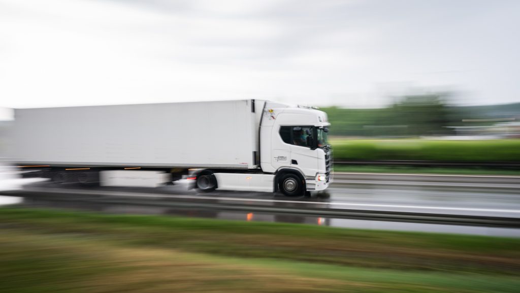 Forgalommal szemben haladt egy kamionos a sztrádán, ez volt az első útja áruszállítóként