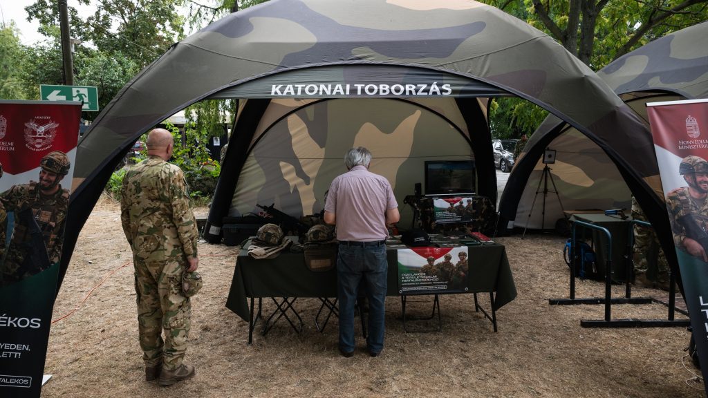 Kihallgatták a katonanőknek súlyos sérüléseket okozó parancsnokot