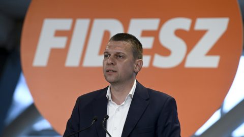 Menczer Tamás szerint Orbán nyomdokaiban jár Olaf Scholz német kancellár