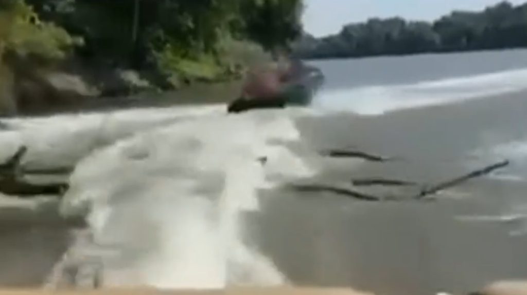 Beismerte tettét a sporthajót vezető férfi, aki miatt fának csapódott egy fánkba kapaszkodó anya és fia a Tiszán – videó