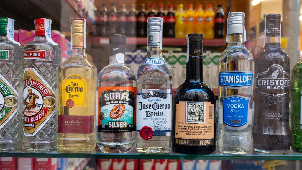 Szigorítják az alkoholos italok reklámjára vonatkozó szabályokat