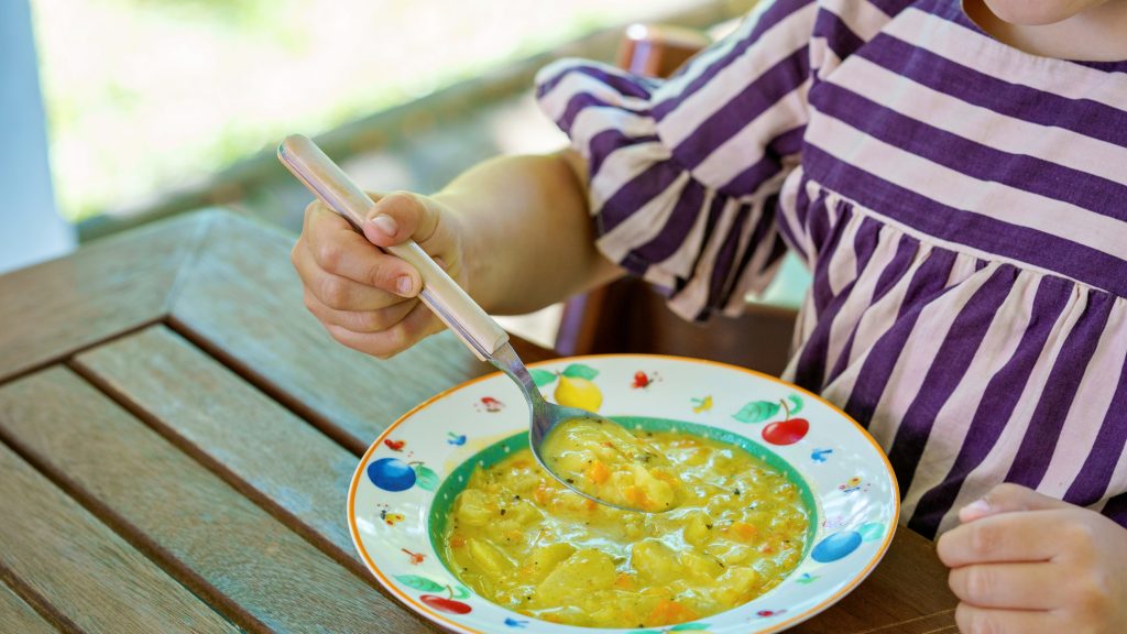 Forró leves borult egy kislányra az óvodában, súlyosan megégett