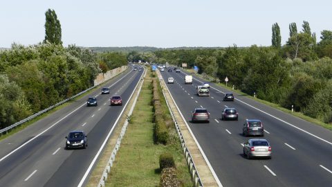 Több autó ütközött az M7-esen: torlódás alakult ki