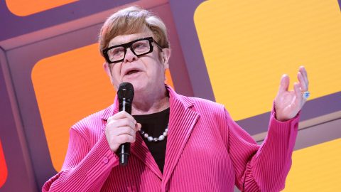 Jobb szemére megvakult Elton John