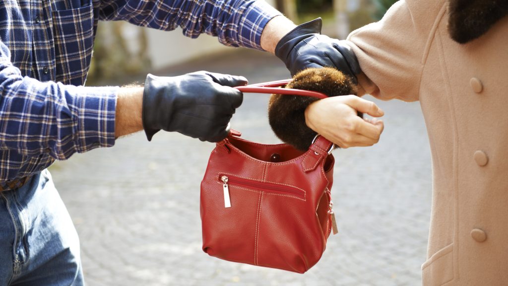 Letartóztattak egy 16 éves fiút, aki két nőt is kirabolt Kecskeméten