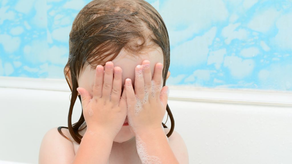 Súlyos égési sérüléseket szenvedett egy másfél éves kislány, amikor belelépett a tűzforró vízzel teli kádba