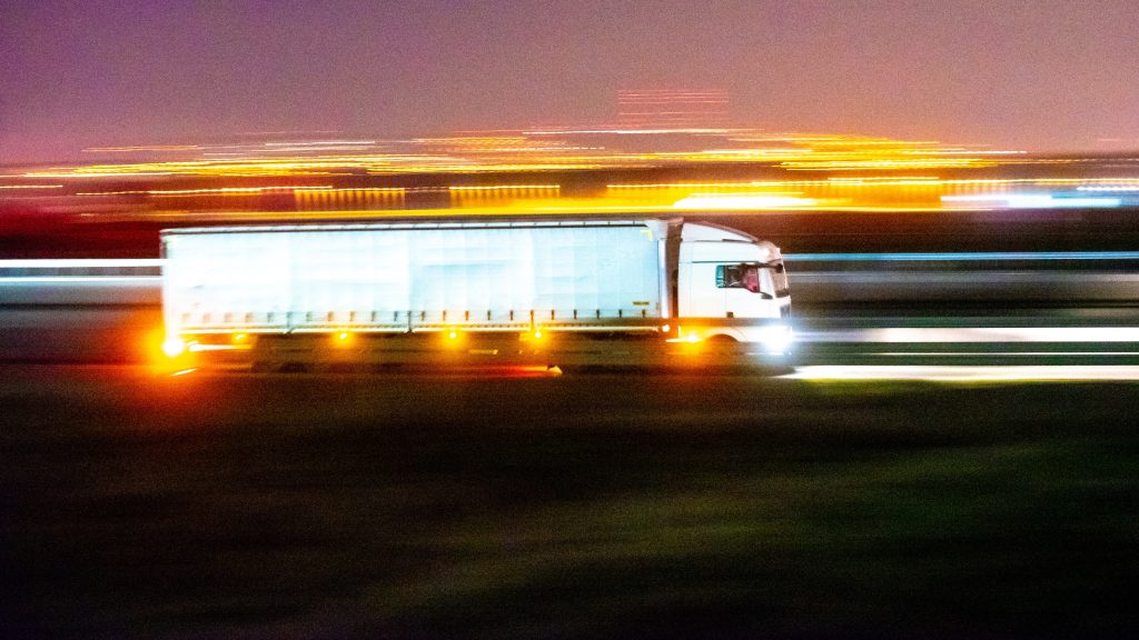 Kamionbaleset történt az M7-es egyik benzinkútjánál