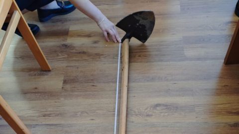 Kapával támadt a rendőrökre, majd bevitt egyiküknek egy öklöst a kapitányságon