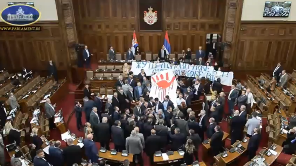 Videó: verekedés tört ki a szerb parlamentben