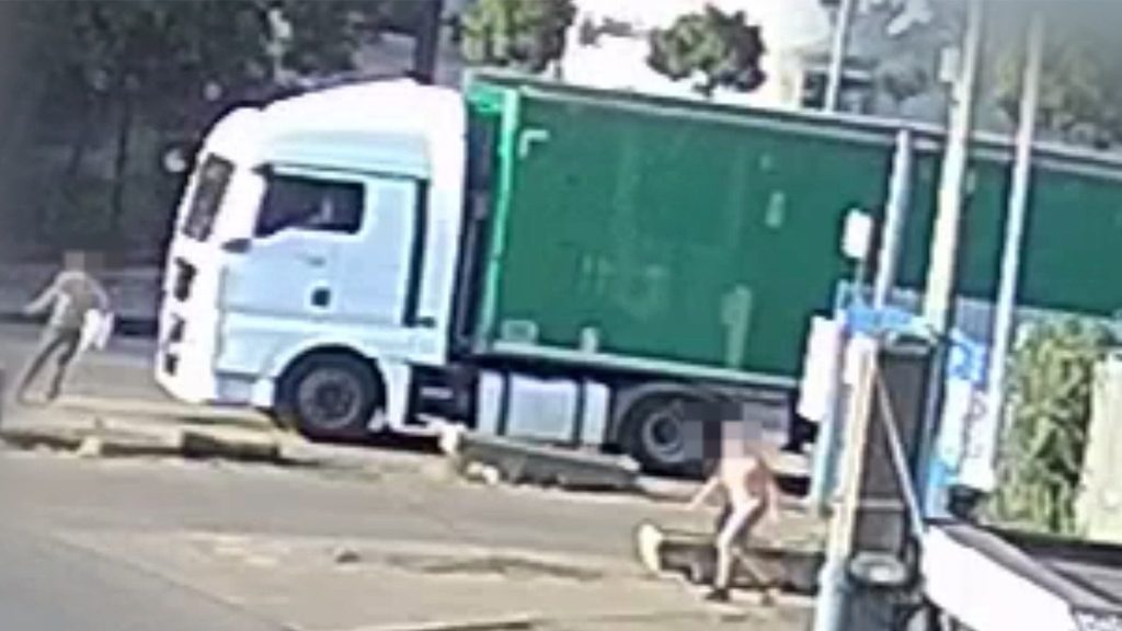 Videó: Szatyorban vitt át nyolcmillió forintot az irodából egy csepeli pénztáros, gazsprayvel lefújták és kirabolták