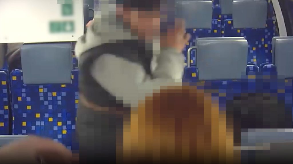Videón, ahogy két fiatal lány elbánik a rablókkal a zónázó vonaton