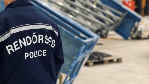 Két hatvan körüli férfi halt meg Debrecenben, miután kizuhantak az ollós emelőből