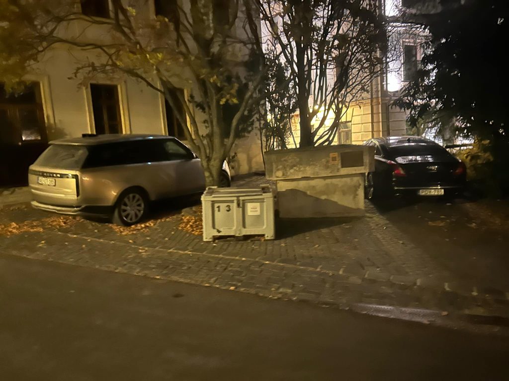 A veszprémi főtéren parkolnak a Simicska család autói