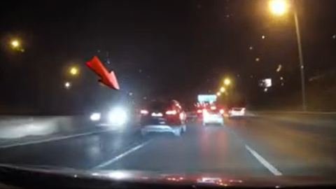 Videóra vették, amint egy autós forgalommal szemben száguldozott az M7-esen