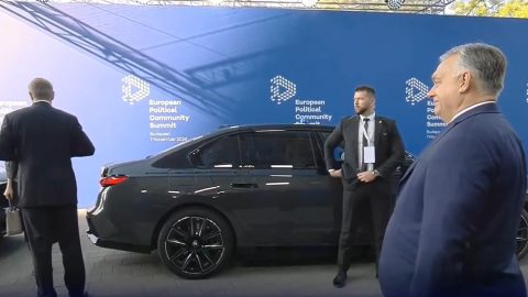 Látványosan hátat fordított Orbán Viktornak a román államfő