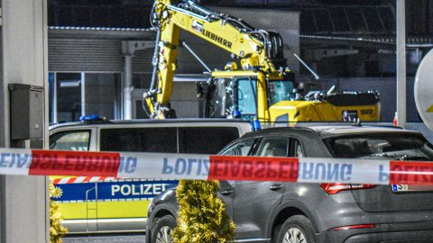 Lelőttek egy férfit, aki lopott markológéppel ment neki rendőröknek Németországban