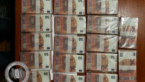 Egy zsáknyi hamis 50 és 100 eurós bankjegyet foglaltak le egy férfitól, azt mondja játéknak hozták be neki Kínából
