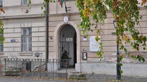 Kirúgták korábbi munkahelyéről, majd az Óbudai Gimnáziumban is zaklatott egy lányt egy tanár