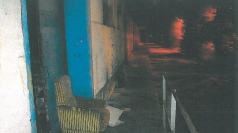 Példás büntetést kaphat a férfi, aki felgyújtotta a riválisát és annak párját egy angyalföldi MÁV-épületben