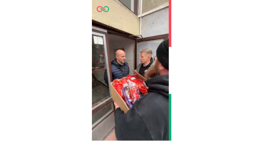 A fóti gyermekotthonnál folytatódott Magyar Péter karácsonyi ajándékosztó abszurdja