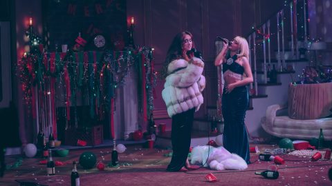 40 éves karácsonyi klasszikust dolgozott fel Sabrina Carpenter és Chappell Roan