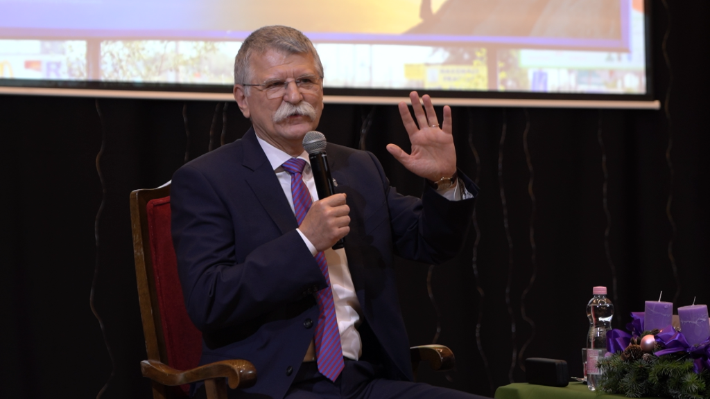 Kövér László jánoshalmi fórumán a Fidesz országjárás részeként vett részt. Kövér László jánoshalmi fórumán a Fidesz országjárás részeként vett részt.